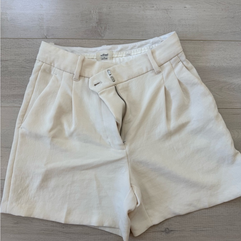 Aritzia Effortless Short light birch size 4